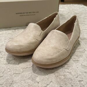 Naturalizer Women's Cream Textured Loafers